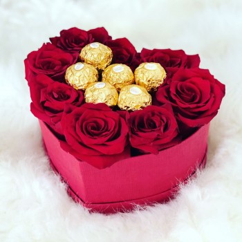 Καρδιά με ferrero rocher και κόκκινα τριαντάφυλλα